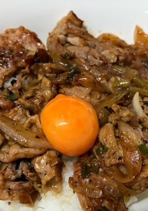 爆速節約豚こま肉の焼肉豚丼、卵黄のせ-レシピのメイン写真