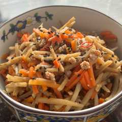 รูปของ 冷凍のきんぴらごぼうと鶏ひき肉のピリ辛炒め
