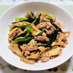 A picture of 簡単夕飯主菜小松菜茸と豚こまバター醬油炒め肉料理.