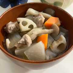 รูปของ 具沢山の大根のスープ
