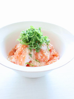 おつまみ・丼にも【サーモンの塩麹漬け】-レシピのメイン写真
