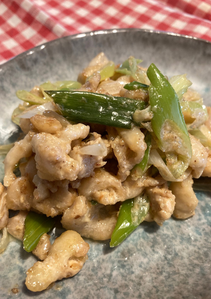 鶏皮と長葱の胡麻マヨ炒め-レシピのメイン写真