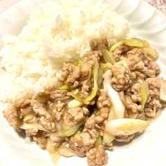 รูปของ 挽肉とネギの塩レモン炒め