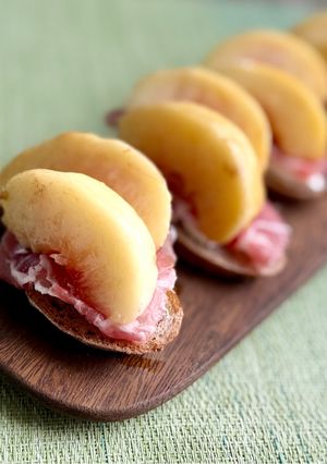 プチ贅沢!桃と生ハムのオープンサンド✨-レシピのメイン写真