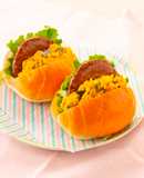 チキンハンバーグのロールパンサンド