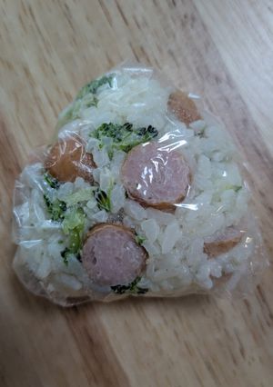 簡単♪ウィンナーとブロッコリーのおにぎり-レシピのメイン写真