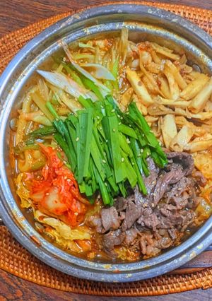 うどん入り牛肉とキャベツのキムチ鍋-レシピのメイン写真
