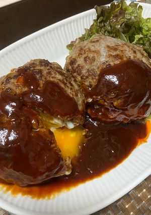 半熟卵入りハンバーグ-レシピのメイン写真