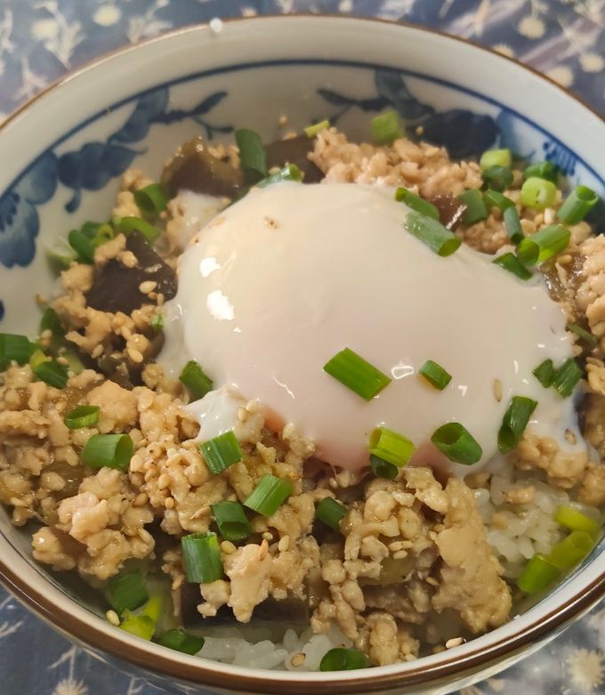 温玉のせ！茄子と鶏ミンチの甘辛そぼろ丼-レシピのメイン写真