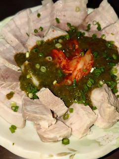 キムチ味のめかぶで食べる茹で豚-レシピのメイン写真