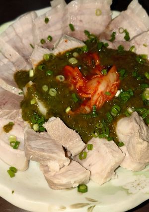 キムチ味のめかぶで食べる茹で豚-レシピのメイン写真