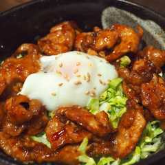 A picture of ピリ辛豚丼.