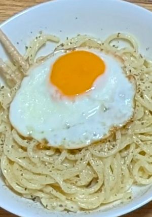 シンプル簡単！目玉焼き乗せチーズパスタ-レシピのメイン写真