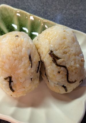 塩昆布とツナの中華風しっとりおにぎり-レシピのメイン写真