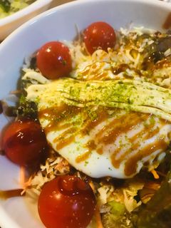 目玉焼きサラダ●お好み焼き風トッピング-レシピのメイン写真