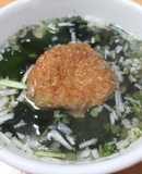 焼きおにぎりのネギ塩わかめスープ茶漬け