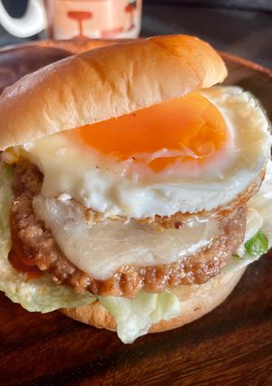 スーパーの菓子パンバーガー🍔に＋目玉焼きで⤴️-レシピのメイン写真