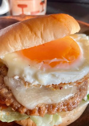 スーパーの菓子パンバーガー🍔に＋目玉焼きで⤴️-レシピのメイン写真
