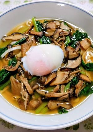 簡単昼食夕飯！きのこと小松菜のお月見うどん-レシピのメイン写真