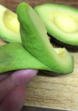 保存版✅アボカドの切り方｜種・皮も簡単に取る方法-レシピのメイン写真
