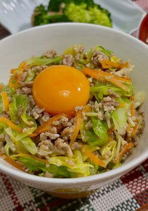 春キャベツと豚ミンチの彩り丼♪-レシピのメイン写真