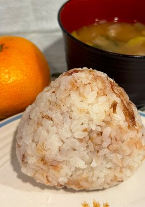 おかかおにぎりinいぶりがっこクリチ-レシピのメイン写真