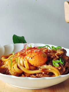 簡単10分☆人気旨辛ラム肉うどん☆レンジ-レシピのメイン写真