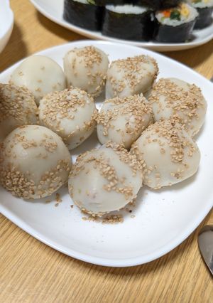 絹豆腐で作る★揚げないごま団子-レシピのメイン写真