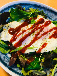 市販サラダ●目玉焼きサラダ/食べ比べ版-レシピのメイン写真