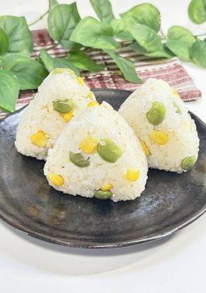 ごま油香る🟢🌽枝豆とコーンの贅沢おにぎり-レシピのメイン写真