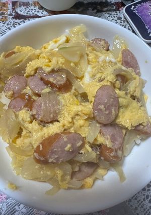 ウインナーと玉ねぎの卵とじ丼（和風）-レシピのメイン写真