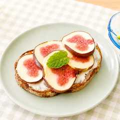 A picture of 爽やかな甘さ♪いちじくとクリームチーズのトースト.