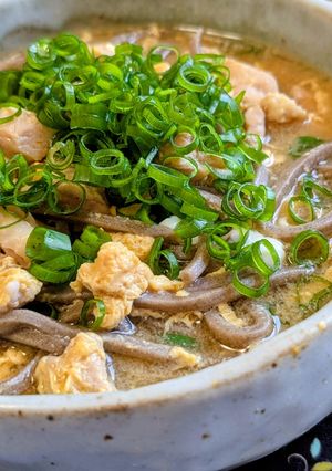 出汁から作った鶏肉と卵の温かい蕎麦-レシピのメイン写真