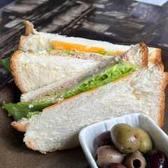 รูปของ ツナマヨ・フムス・アボカドのサンド🥑🥪