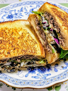 簡単ランチ!キノコのハンバーグトースト-レシピのメイン写真