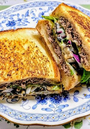 簡単ランチ!キノコのハンバーグトースト-レシピのメイン写真