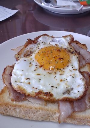 目玉焼きとベーコンをパンにのっけただけトースト-レシピのメイン写真