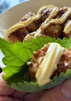 揚げたこ焼きをエゴマの葉で巻いてみました-レシピのメイン写真
