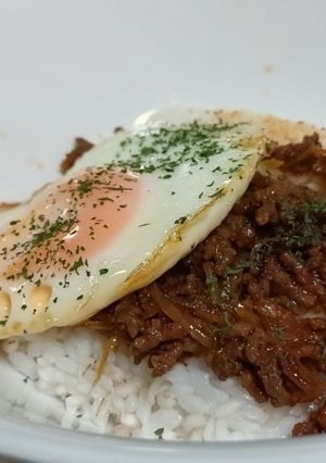 牛ひき肉の甘辛炒め w/ 目玉焼き-レシピのメイン写真