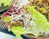 牛肉オイスター炒めの揚げ春雨レタス包み作り方9写真