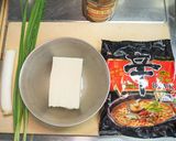 炒りニラ豆腐の辛ラーメンブラック作り方1写真