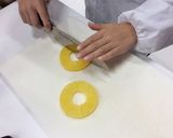 【宮野森小学校】米粉のトライフル作り方3写真