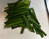 鶏もも肉ともやしとニラの味噌汁　鶏ダシきいてるよ作り方3写真