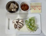 肉団子ねぎキムチ椎茸チーズの辛ラーメン作り方1写真