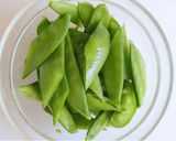 旬を味わう♪絹さやのかき玉みそ汁作り方1写真