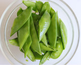 旬を味わう♪絹さやのかき玉みそ汁作り方1写真