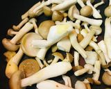 キノコのバジルバターソテーのサラダ作り方1写真