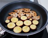 【れんこんとさつまいもと豚肉の甘辛ごま絡め】作り方3写真