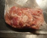 豚こま肉とミニトマトのカレーチーズ炒め作り方1写真