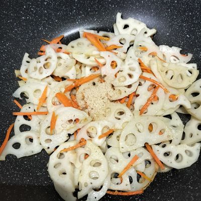 れんこんとニンジンのまろやか甘酢キンピラ by ハナ 【クックパッド